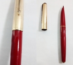 Uma caneta tinteiro PARKER 61 na cor vermelha - apesenta marcas de uso.