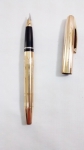 Uma caneta tinteiro SHEAFFER dourada - apresenta marcas de uso.