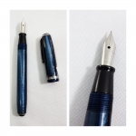 Uma caneta tinteiro STERBROOK na cor cinza azulada - apresenta marcas de uso.