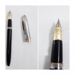 Uma caneta tinteiro SHEAFFER SNORKEL na cor preta - apresenta marcas de uso.