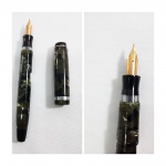 Uma caneta tinteiro PARKER CHALLENGER na cor cinza marmorizada - apresenta marcas de uso.