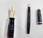 Uma caneta tinteiro PARKER VACUMATIC na cor azul - apresenta marcas de uso.