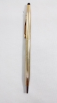 Uma caneta esferográfica CROSS dourada - apresenta marcas de uso.