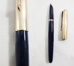 Uma caneta tinteiro PARKER 51 na cor azul marinho - apresenta marcas de uso.