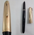 Uma caneta tinteiro PARKER 51 na cor preta- apresenta marcas de uso.
