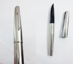 Uma caneta tinteiro PARKER 61 FLIGHT  prateada- apresenta marcas de uso.