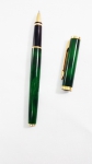 Uma caneta esferográfica WATERMAN ROLLER na cor verde - apresenta marcas de uso.