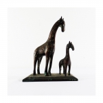 Escultura em bronze representando girafa e sua cria medindo 20 cm de altura.