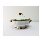 Sopeira em porcelana Rosenthal, modelo Versailles, com alças e pega em pintura dourada, medindo 16cm de altura e 28cm de diâmetro. (apresenta bicado na borda interna)