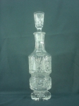 BACCARAT - Garrafa de cristal francês, lapidada, medindo 41cm de altura.