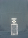 BACCARAT - Garrafa para whisky em cristal francês, lapidada com gargalo de prata (trincado), medindo 22cm de altura.