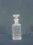 BACCARAT - Garrafa para whisky em cristal francês, lapidadação em losangos e gargalo em prata, medindo 26 cm de altura.