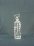 BACCARAT - Garrafa em cristal francês, lapidado com estrelas e circulos ( (tampa com lascados), medindo 26 cm de altura.