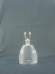 BACCARAT - Garrafa em cristal francês, lapidado com gargalo em prata, medindo 24 cm de altura.