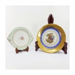 Lote com duas peças em porcelana sendo um medalhão medindo 32cm de diâmetro e um porta bolo medindo 28cm de diâmetro.