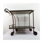 Carrinho para chá em metal em dois platôs em vidro, medindo 68cm x 75cm x 39 cm.
