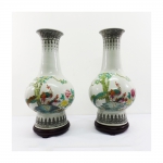 Par de vasos em porcelana chinesa decorados com ideogramas, medindo 48cm, cada.. Acompanha peanhas.