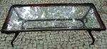 J. SCAPINELLI. Mesa de centro em jacarandá com tampo de vidro. Medidas 35 x 120 x 51 cm