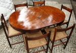 SERGIO RODRIGUES. Conjunto de sala de jantar  em jacarandá, composto de : mesa com tampo articulado e 6 cadeiras com assento em palhinha. Medidas 69 x 140 x 100 cm