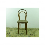 Mini Cadeira Thonet, assento palhinha e encosto vazado. Altura 60cm. Com selo do fabricante.