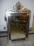 Antigo espelho veneziano, bizotado (no estado). Medidas  133 x 80 cm