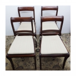Conjunto de 12 cadeiras estilo colonial brasileiro em mogno, com assento em palhinha e almofadas soltas ( 1 com palhinha no estado)