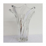 Belo vaso em cristal europeu , com selo do fabricante na base. Alt. 32 cm