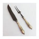 Conjunto de faca e trinchante em metal espessurado a prata, contrastada. Alt.28 cm