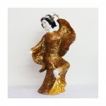 Estatueta de porcelana japonesa , decoração Satzuma, representando Dançarina. Alt. 44 cm