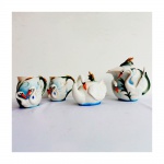Lote contendo 4 peças norte americanas em porcelana policromada , decoradas com Cisnes em relevo, sendo: bule , açucareiro e 2 canecas.