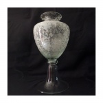 Grande vaso em vidro lavrado. Alt. 51 cm