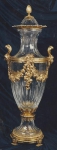 Excepcional potiche cussolette francês Luís XV, em cristal Baccarat, lapidado e gomado, com guarnições neoclássicas de bronze ormolu, alças com 2 cariátidas. Marcas da manufatura francesa no cristal e no bronze. Altura  70 cm