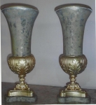 Par de magníficos vasos italianos Medici, assinado Cerutti (Firenze), com estrutura e base em bronze dourado, cinzelado, patinado e parte superior em terracota. Altura 51 cm