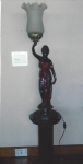 Excepcional Black- Moore Veneziano em bronze. Toucheiro  Palaciano Francês, esculpido e patinado; assinado " Lambert".Cúpula satinada. Altura 1,28 m.