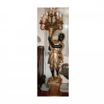 Magnífico Black-moore veneziano. Escultura de toucheiro palaciano com candelabro para 8 luzes de bronze dourado, patinado e cinzelado.  Alt. 225  cm.