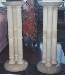 Par de belíssimos pedestais franceses Imperium em alabastro. Tampos inferior e superior circulares, sustentados por  3 colunas. Altura 85 cm