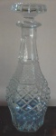 Magnífica licoreira francesa em cristal lapidado e gomado. Altura 32 cm. Assinada Baccarat.