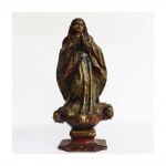 Imagem de Nossa Senhora da Conceição em madeira policromada e dourada. Alt. 28 cm