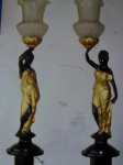 Excepcional Pendant de Black- Moore Venezianos  em bronze. Toucheiros Palacianos esculpidos, cinzelados e patinados; cúpulas satinadas. Altura 1,12 m. , base em granito preto
