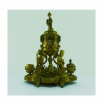 Tinteiro em bronze dourado, decorado com querubins , medindo 26cm x 22cm. ( no estado).