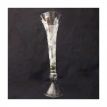 Grande vaso em vidro lavrado no formato de cone. Alt. 61 cm