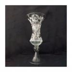 Grande vaso em vidro lavrado no formato de cone. Alt. 59 cm