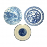 Três pratos de faiança inglesa ,  decoração azul e branca . Diâm. 31 cm e 27 cm