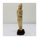 Estatueta em marfim  representando Velho sábio com ventarola (colada). Base de madeira. Alt. total 25 cm