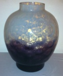 Imponente vaso de vidro opalinado em formato bojudo, com degrade de branco a vinho. Alt. 45 cm Diâm. 23 cm
