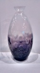 Imponente vaso de vidro opalinado em formato bojudo, com degrade de branco a vinho. Alt. 33 cm Diâm. 28 cm