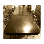 Sala de jantar inglesa, em madeira nobre, com duas extensões. Acompanham 8 cadeiras . Medidas: mesa aberta 76 x 280 x 9 cm . Extensão 40 x 98 cm, cada.