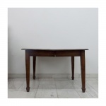 Mesa elástica em madeira nobre , acompanha 1 tábua extensora. Medidas : fechada 75 x 97 x 98 cm.  aberta 75 134 x 98 cm