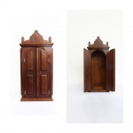 Pequeno oratório de madeira, portas almofadadas. Medidas 51 x 25 x 17 cm