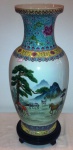 Vaso de porcelana chinesa, acompanha peanha. Alt. 45 cm.